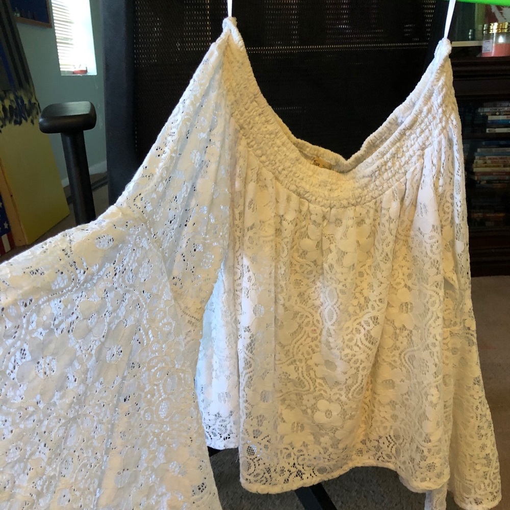 Off the shoulder Hollister top